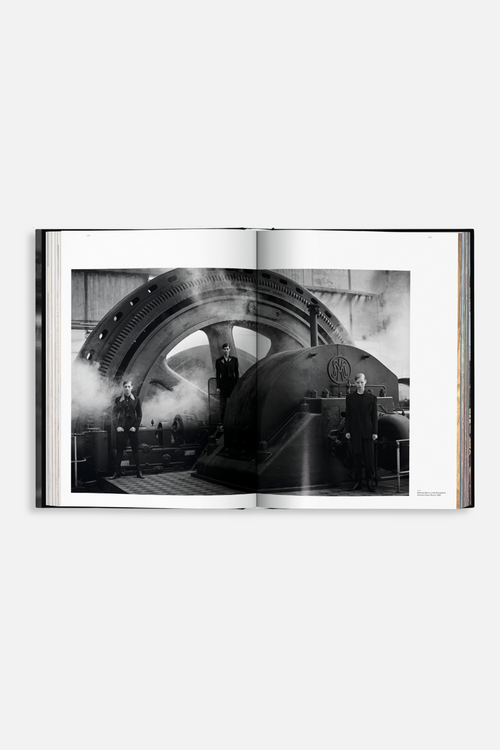 New-Mags koffietafelboek Peter Lindbergh - On Fashion Photography - zwart - 25.5 x 5.3 x 34 - vtwonen shop
