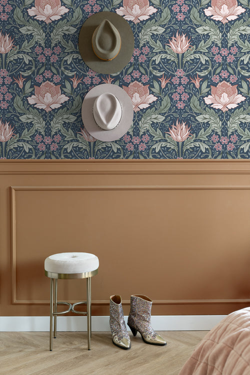 ESTAhome behang vintage bloemen in art nouveau stijl blauw, groen en terracotta roze - 50 x 900 cm - 131083 - vtwonen shop