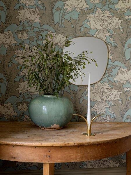 Borastapeter behang bloemen lichtblauw en warm beige - 53 cm x 10.05 m - 660076 - vtwonen shop