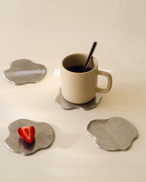 noo.ma Plama Coasters set van 4 - gepolijst aluminium onderzetters, free-form