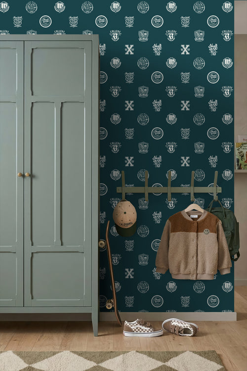 ESTAhome behang school emblemen donkergroen - 53 cm x 10.05 m - 138825