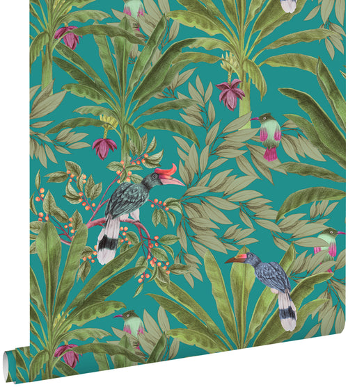 ESTAhome behang tropische jungle bladeren en paradijsvogels petrolblauw en jungle groen - 0,53 x 10,05 m - 139233 - vtwonen shop