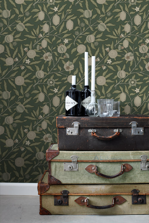 ESTAhome behang exotisch fruit en bladeren donkergroen en taupe - 50 x 900 cm - 131174 - vtwonen shop