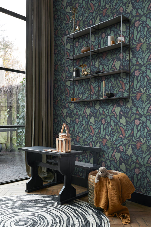 ESTAhome behang bladeren en bloemen donkerblauw, groen en roze - 50 x 900 cm - 131054 - vtwonen shop