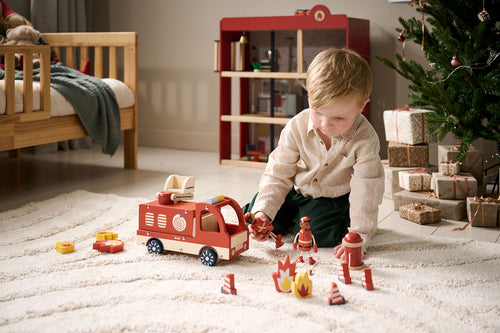 Petite Amélie Brandweerauto Pompier – Incl. 7 accessoires & 2 houten poppen – 360° draaibare kraan – Kofferbak met opbergruimte & klep - vtwonen shop