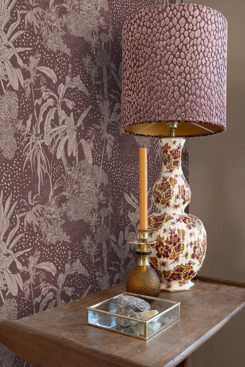 ESTAhome behang tropische bladeren aubergine paars - 50 x 900 cm - 139891 - vtwonen shop