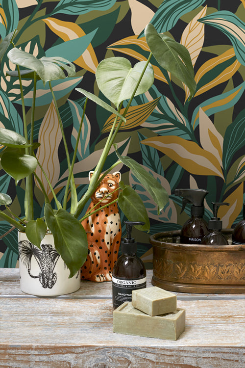 ESTAhome behang tropische bladeren donkergroen en okergeel - 50 x 900 cm - 131045 - vtwonen shop