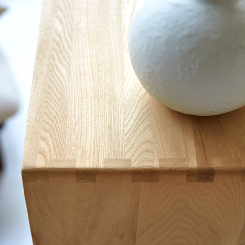 Tikamoon Lage boekenkast van massief iepenhout en vlechtwerk - Naturel - vtwonen shop