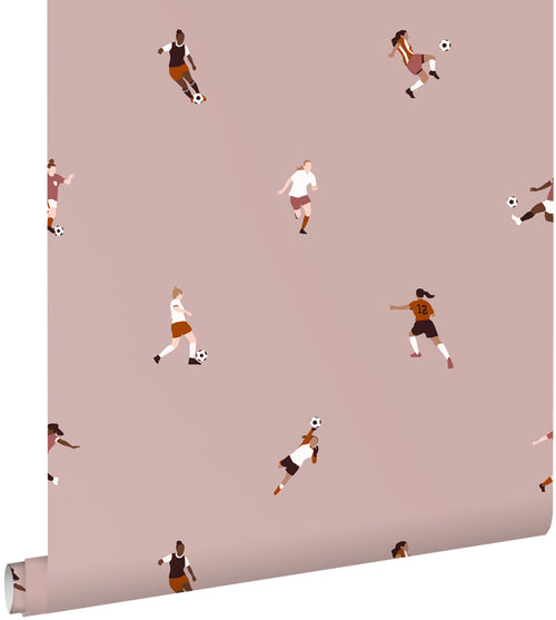 ESTAhome behang voetbalspeelsters terracotta roze - 50 x 900 cm - 131284 - vtwonen shop
