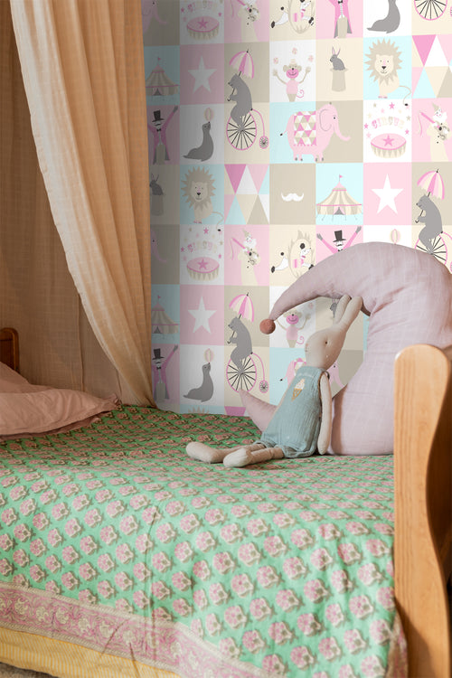ESTAhome behang circus figuren licht roze, lichtblauw en beige - 53 cm x 10.05 m - 138711