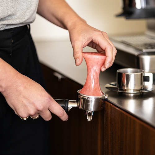 Brût Homeware | Tamper + Uitklopbak | Pavone | Zalm