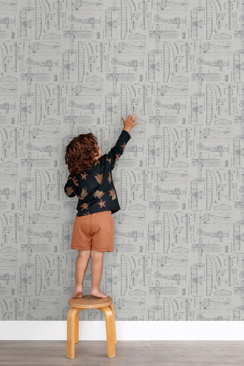 ESTAhome behang constructietekeningen van vliegtuigen taupe en grijsblauw - 53 cm x 10.05 m - 139960 - vtwonen shop