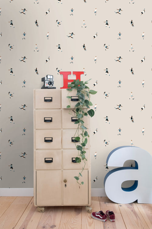 ESTAhome behang voetbalspeelsters beige - 50 x 900 cm - 131282 - vtwonen shop