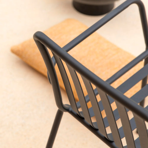 Tikamoon Zwarte metalen leunstoel - Zwart - vtwonen shop