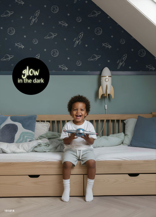 ESTAhome glow-in-the-dark behang planeten in de ruimte donkerblauw - 53 cm x 10.05 m - 139761