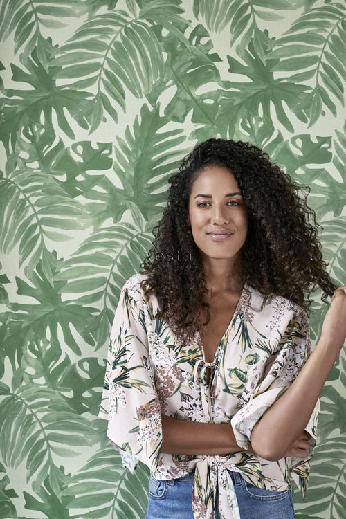 ESTAhome behang tropische bladeren vergrijsd olijfgroen - 53 cm x 10.05 m - 138990 - vtwonen shop