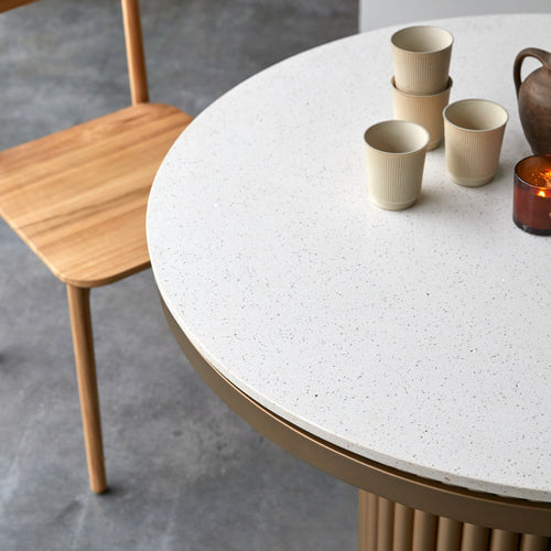 Tikamoon Ronde tafel van metaal en terrazzo voor 4/6 personen - Wit - vtwonen shop