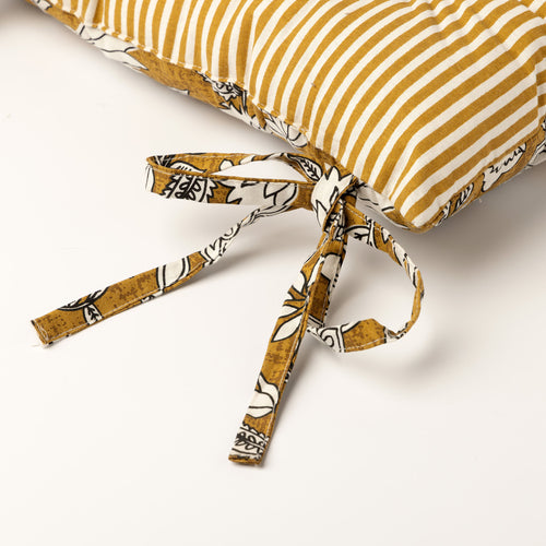 JUDITH - stoelkussen 40x40 cm - bloemenmotief - met striklinten - Chai Tea - geel