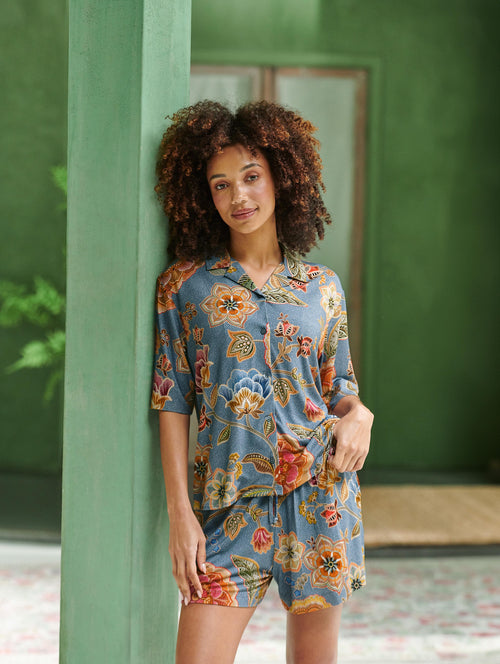 Normann Damen Capri Schlafanzug kurzarm Pyjama, Oberteil gestreift, Hose Blümchenmuster | Tag- und Nachtwäsche im Wäscheland Normann Damen Capri Schlafanzug kurzarm Pyjama, Oberteil gestreift, Hose Blümchenmuster | Tag- und Nachtwäsche im Wäscheland