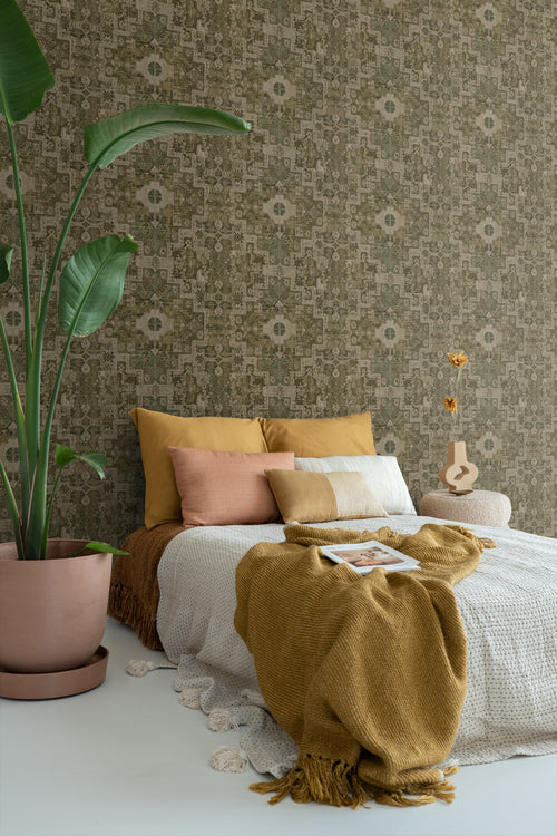 ESTAhome behang oosters kelim tapijt vergrijsd olijfgroen - 50 x 900 cm - 131359 - vtwonen shop