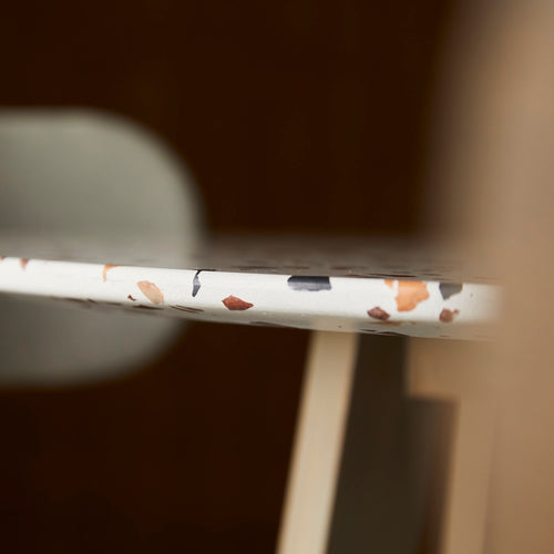 Tikamoon Ronde tafel van premium terrazzo en massief acaciahout voor 4 personen - Bruin - vtwonen shop