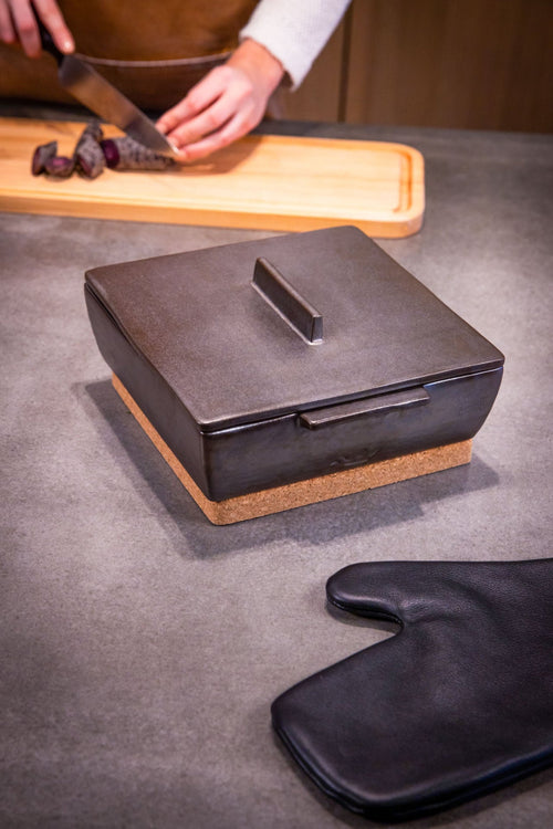 Dutchdeluxes Ovenschotel - Met deksel - Inclusief kurken onderzetter - Handgemaakt - Keramiek - 27x24x10 cm - Platinum