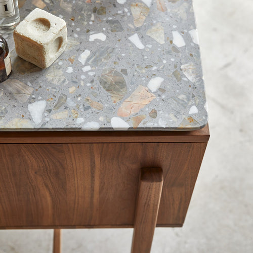 Tikamoon Badkamermeubel van massief notenhout en premium terrazzo 125 cm - Grijs