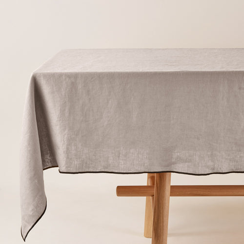 Madura Rechthoekig tafelkleed Carlina snaar en zwarte hommel 170x320 cm