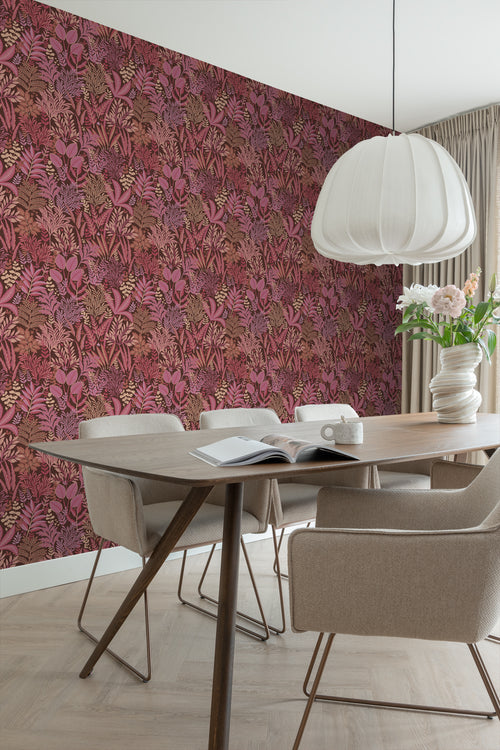 ESTAhome behang tropische bladeren en bloemen aubergine paars en roze - 50 x 900 cm - 131664 - vtwonen shop