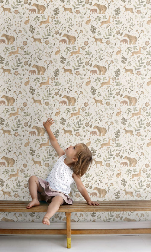 ESTAhome behang bos met bosdieren gebroken wit en beige - 53 cm x 10.05 m - 139525