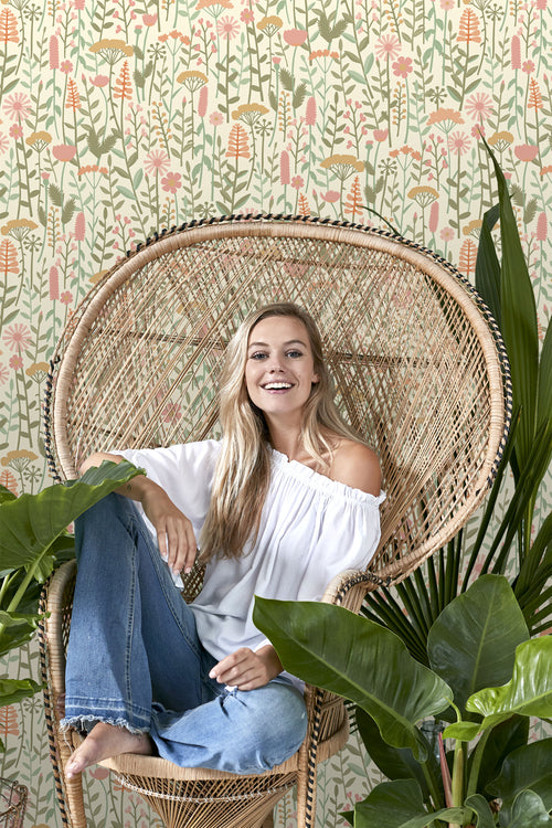 ESTAhome behang veldbloemen lichtgroen en roze - 50 x 900 cm - 131549 - vtwonen shop