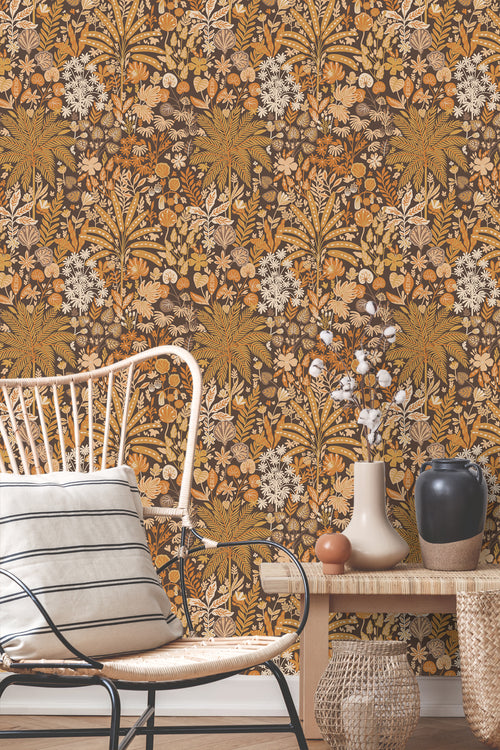 ESTAhome behang tropische bladeren en bloemen oranje, beige, mosterdgeel en donkerbruin - 50 x 900 cm - 130945 - vtwonen shop