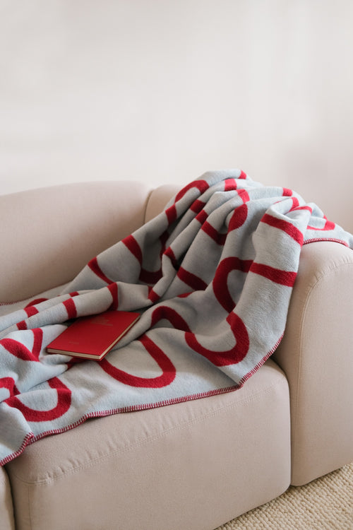 noo.ma SWIRL Katoenen deken - Cherry Juice & Baby Blue - vtwonen shop