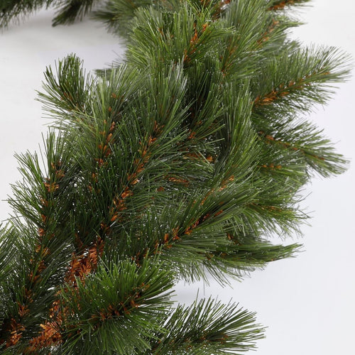 Triumph Tree Forest Frosted Guirlande - Kerstversiering met Witte Frosted Sneeuwvlokken - Kerstslingers van Stevige PVC Naaldjes voor Binnen en Rond