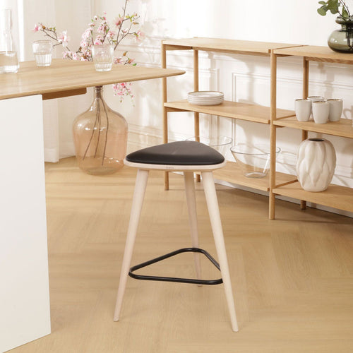 Fameg Finn houten barkruk whitewash met zitkussen - 63 cm - vtwonen shop