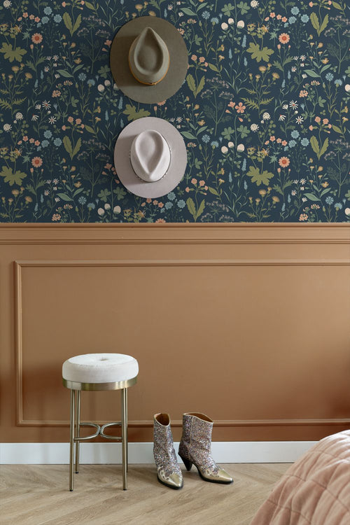 ESTAhome behang veldbloemen donkerblauw, groen en roze - 53 cm x 10.05 m - 139698
