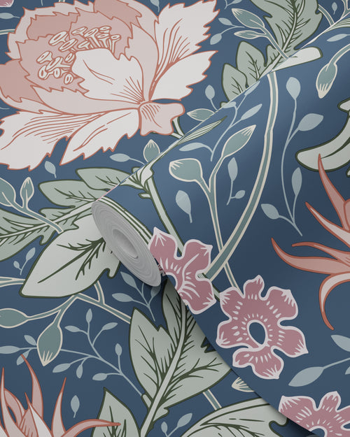 ESTAhome behang vintage bloemen in art nouveau stijl blauw, groen en terracotta roze - 50 x 900 cm - 131083 - vtwonen shop