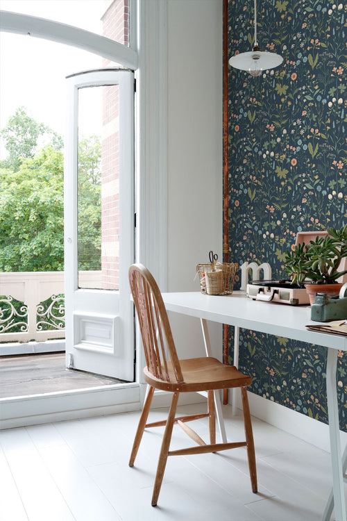 ESTAhome behang veldbloemen donkerblauw, groen en roze - 53 cm x 10.05 m - 139698
