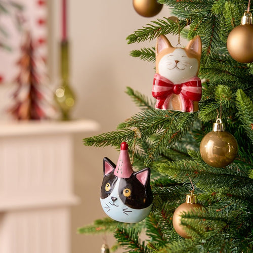 Mica Decorations Ornament Cadeau Set Kat Oranje Zwart 2 Stuks - Kerstornamenten van Dolomiet met Strik en Feestmuts - Kerstboomhangers voor Kerstboom