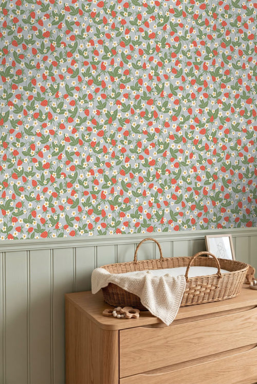 ESTAhome behang aardbeien blauw, groen en rood - 50 x 900 cm - 132173