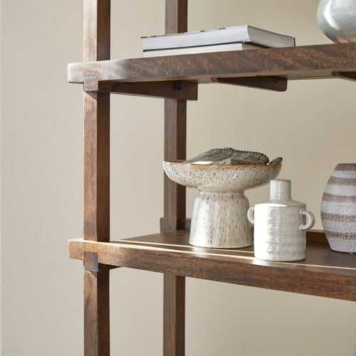 Tikamoon Hoge boekenkast van massief mangohout - Bruin - vtwonen shop