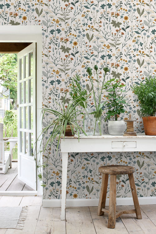 ESTAhome behang veldbloemen okergeel, vergrijsd groen en vintage blauw - 53 cm x 10.05 m - 139391
