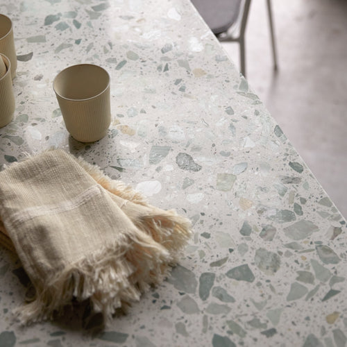 Tikamoon Rechthoekige tafel van groen premium terrazzo en metaal voor 4/6 personen - Groen - vtwonen shop