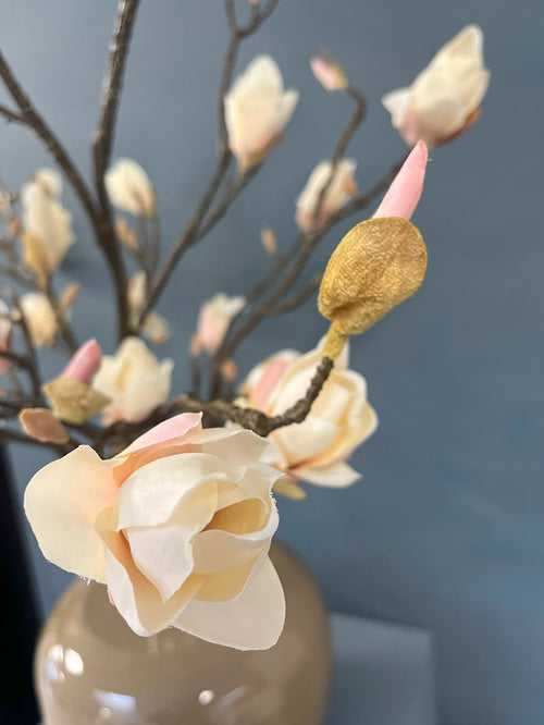 Madame Fleurie Magnolia Magnifique Boeket inclusief Vaas – Luxe Zijden bloemen Magnolia’s – Khaki Stalen Vaas - 29cm x 29cm x 33cm