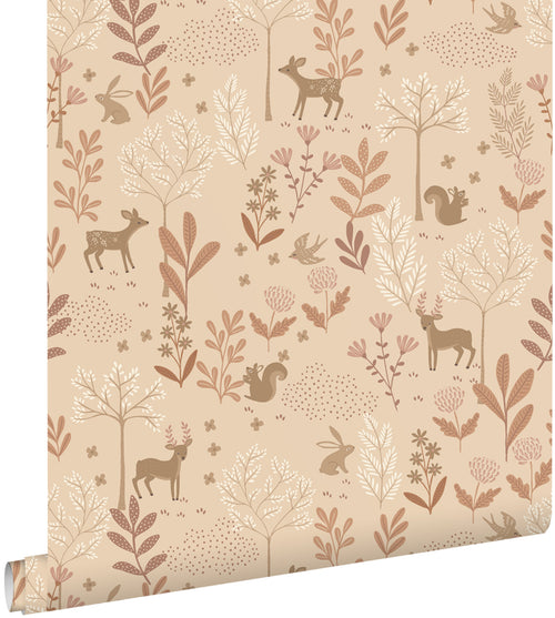 ESTAhome behang bos met bosdieren licht terracotta - 53 cm x 10.05 m - 131229 - vtwonen shop
