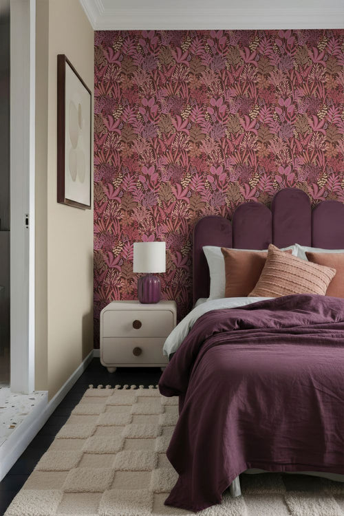 ESTAhome behang tropische bladeren en bloemen aubergine paars en roze - 50 x 900 cm - 131664