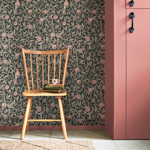 William Morris at Home vliesbehang Bird & Pomegranate Charcoal - vtwonen shop