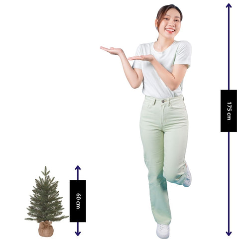 Black Box Trees Kunstkerstboom Sitka H60 x D43 cm - Kunstboom in Jute Zak - Kerstboom voor Binnen met 154 Takken - Kerstversiering voor Kleine Ruimtes
