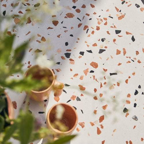 Tikamoon Ronde tuintafel van bruin premium terrazzo en metaal voor 4 personen - Bruin - vtwonen shop