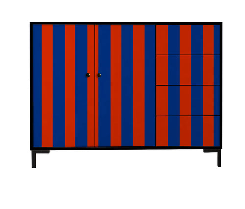 Laag dressoir van MDF met verticaal streeppatroon in rood- en blauwtinten